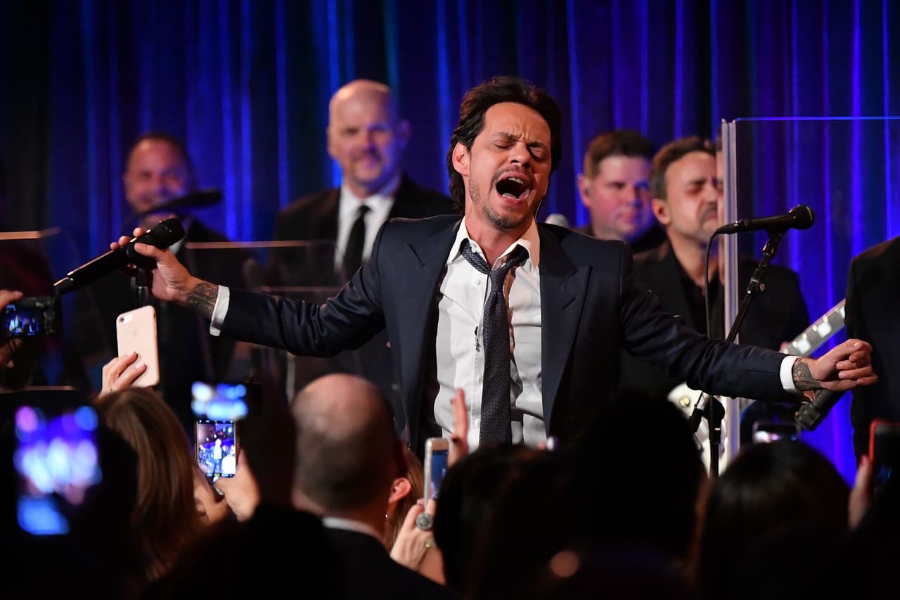 Al final de la gala, Marc Anthony tenía hasta la corbata desajustada.