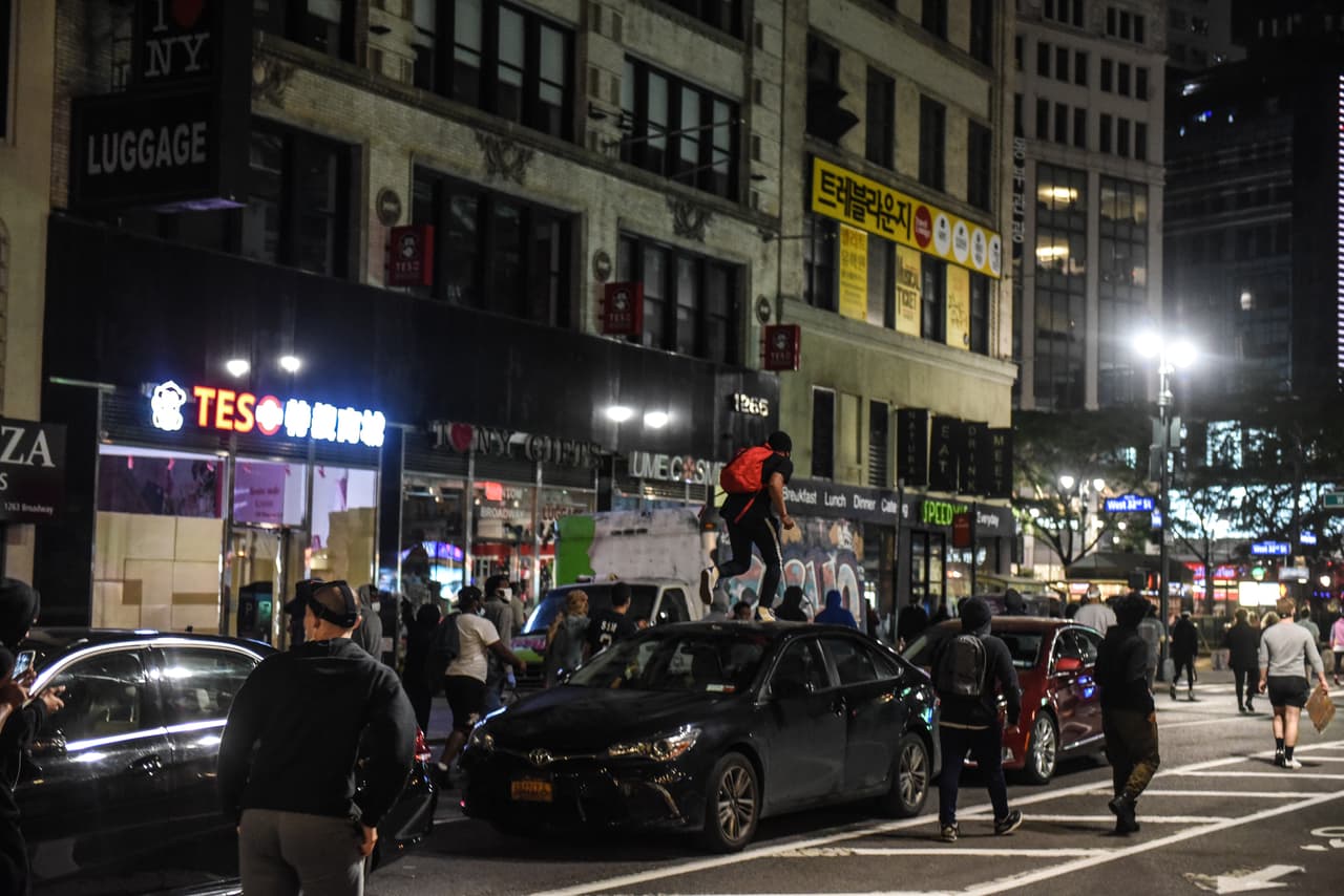 Una persona corre encima de una línea de automóviles el 31 de mayo de 2020 en la ciudad de Nueva York.