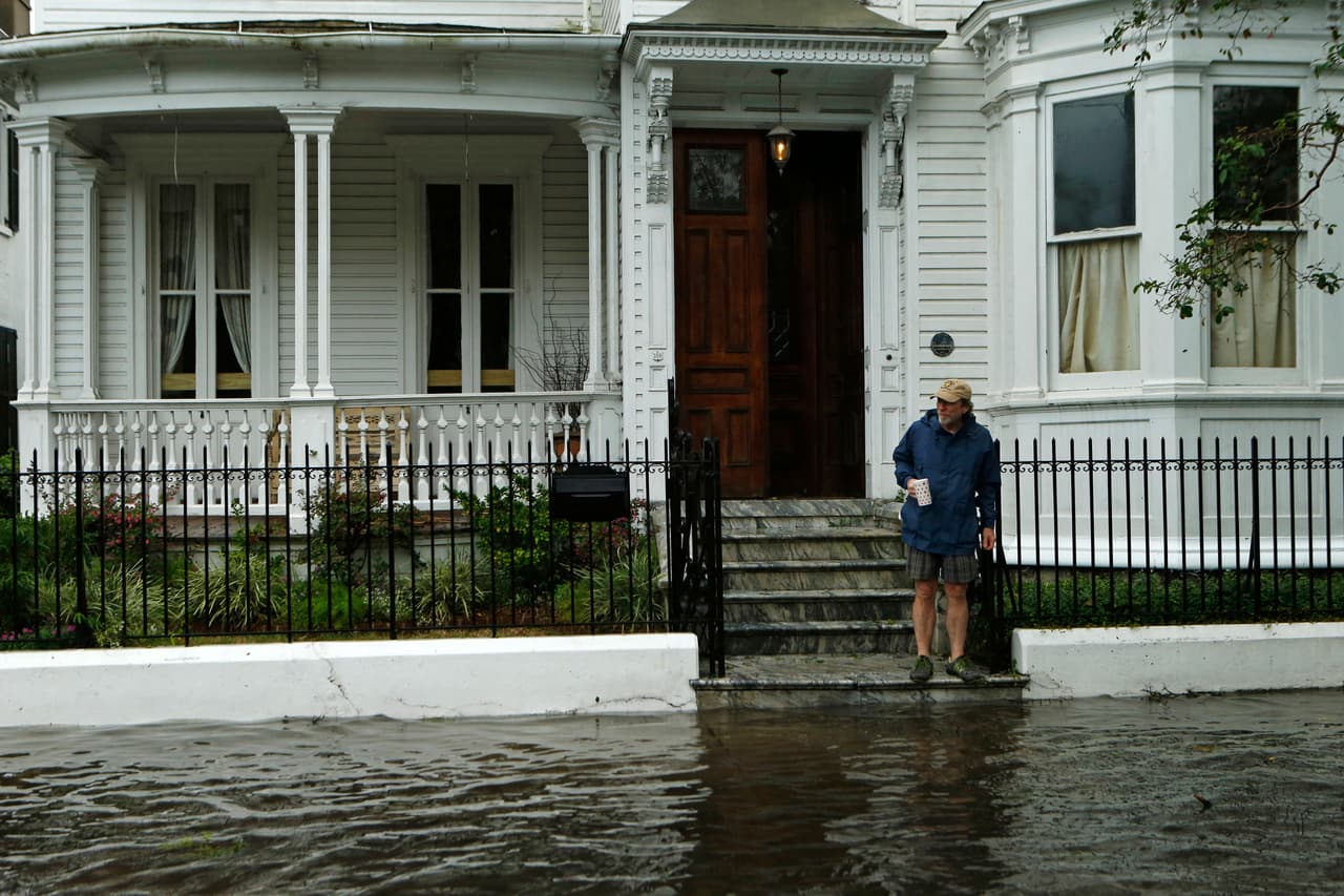 <b>Charleston, Carolina del Sur</b> – Un aumento en el nivel del mar acabaría con las playas de Charleston. Si los peores pronósticos se cumplen, el 80% de la ciudad podría quedar bajo el agua. La ciudad experimenta un promedio de dos días de inundación de marea por año y se proyecta que para el año 2045 será de unos 180 días. Debido a que la zona es plana y a una elevación baja, ya tiene un problema de inundación. El aumento del nivel del mar sólo lo exacerbará. Carolina del Sur es el décimocuarto estado costero que el Centro Climático ha identificado como vulnerable.