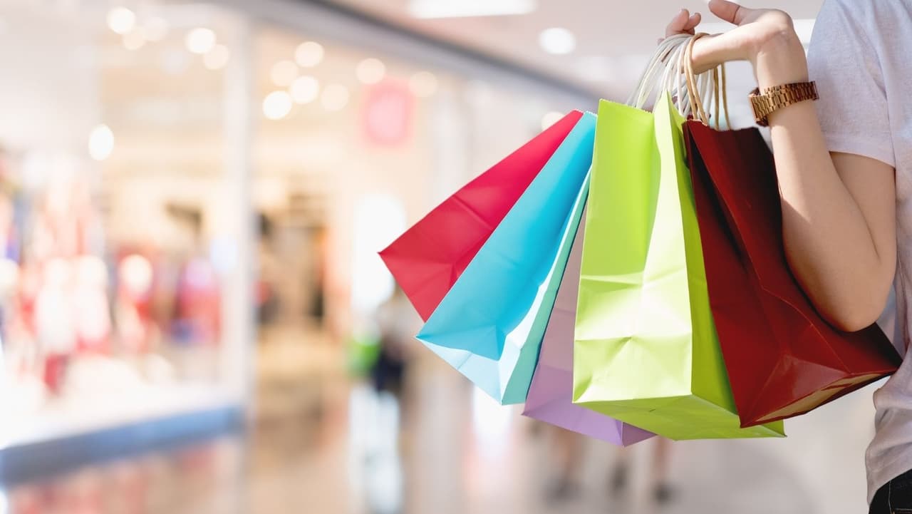 Otros están haciendo diferentes arreglos para sus compras navideñas para ahorrar dinero en gasolina, como combinar sus viajes de compras para ahorrar gasolina (27%) y casi una cuarta parte planea viajar menos en general esta temporada navideña.