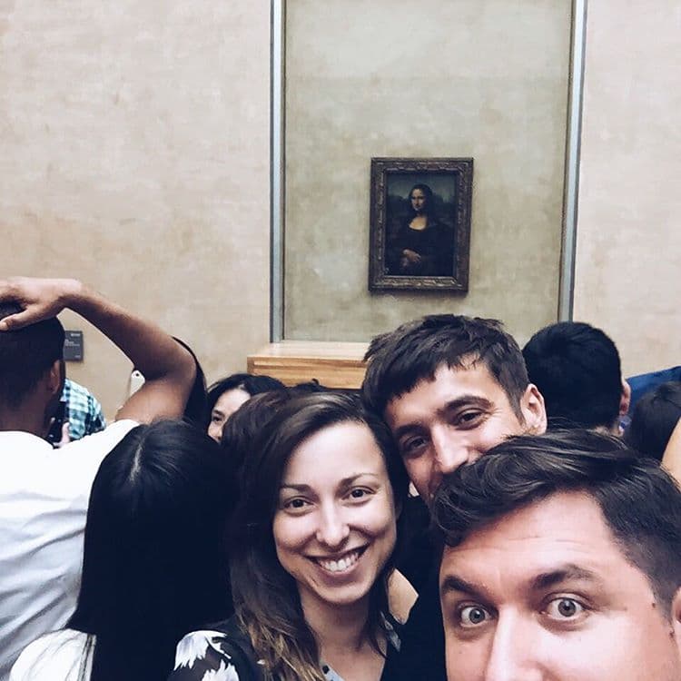 <a href="http://www.louvre.fr/en/oeuvre-notices/mona-lisa-portrait-lisa-gherardini-wife-francesco-del-giocondo"><b>Mona Lisa</b></a>
<b>, Museo Louvre, París (Francia)</b>
<br>Este cuadro suele tener alrededor una masa de gente fotografiándolo y dando testimonio de su paso por allí. Para el selfie perfecto, prueba a imitar la sonrisa más enigmática de la historia.