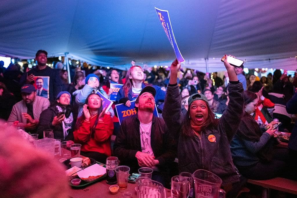 Alta participación y contundentes triunfos demócratas: claves de una noche electoral en la que los votantes optaron por la fórmula opuesta a Trump