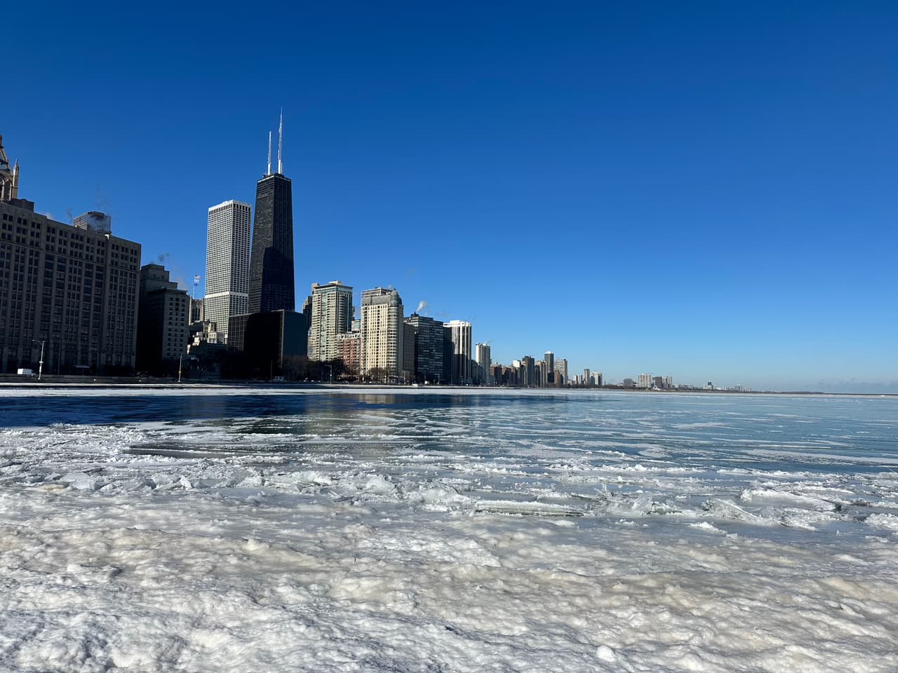 <b>Las autoridades le piden a la comunidad que no salga de casa si no es necesario</b>, muchas personas se han visto obligadas a salir en medio del frío para cumplir con sus laborales.