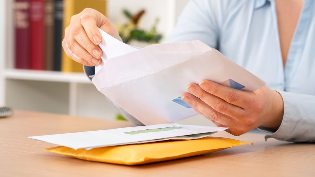 <h3 class="cms-H3-H3">El primer número: la gran región del país</h3> Este primer dígito
<b>divide a Estados Unidos en diez regiones postales principales.</b>
<br>0 – Noreste y territorios del Atlántico: Connecticut, Massachusetts, Maine, New Hampshire, Nueva Jersey, Rhode Island, Vermont y los territorios de Puerto Rico (PR) y las Islas Vírgenes (VI).
<br>Ejemplo: 02108 (Boston, MA) o 00918 (San Juan, PR).
<br>
<b>1 – Atlántico Medio Norte: </b>Nueva York y Pensilvania, además de Delaware.
<br>Ejemplo: 10001 (Manhattan, NY) o 19104 (Filadelfia, PA).
<br>
<b>2 – Atlántico Medio Sur:</b> Maryland, Washington D.C., Virginia, Carolina del Norte, Carolina del Sur y Virginia Occidental.
<br>Ejemplo: 20001 (Washington, D.C.) o 28202 (Charlotte, NC).
<br>
<b>3 – Sudeste:</b> Alabama, Florida, Georgia, Mississippi y Tennessee.
<br>Ejemplo: 30303 (Atlanta, GA) o 33101 (Miami, FL).
<br>
<b>4 – Región de los Grandes Lagos:</b> Indiana, Kentucky, Michigan y Ohio.
<br>Ejemplo: 48201 (Detroit, MI) o 45202 (Cincinnati, OH).