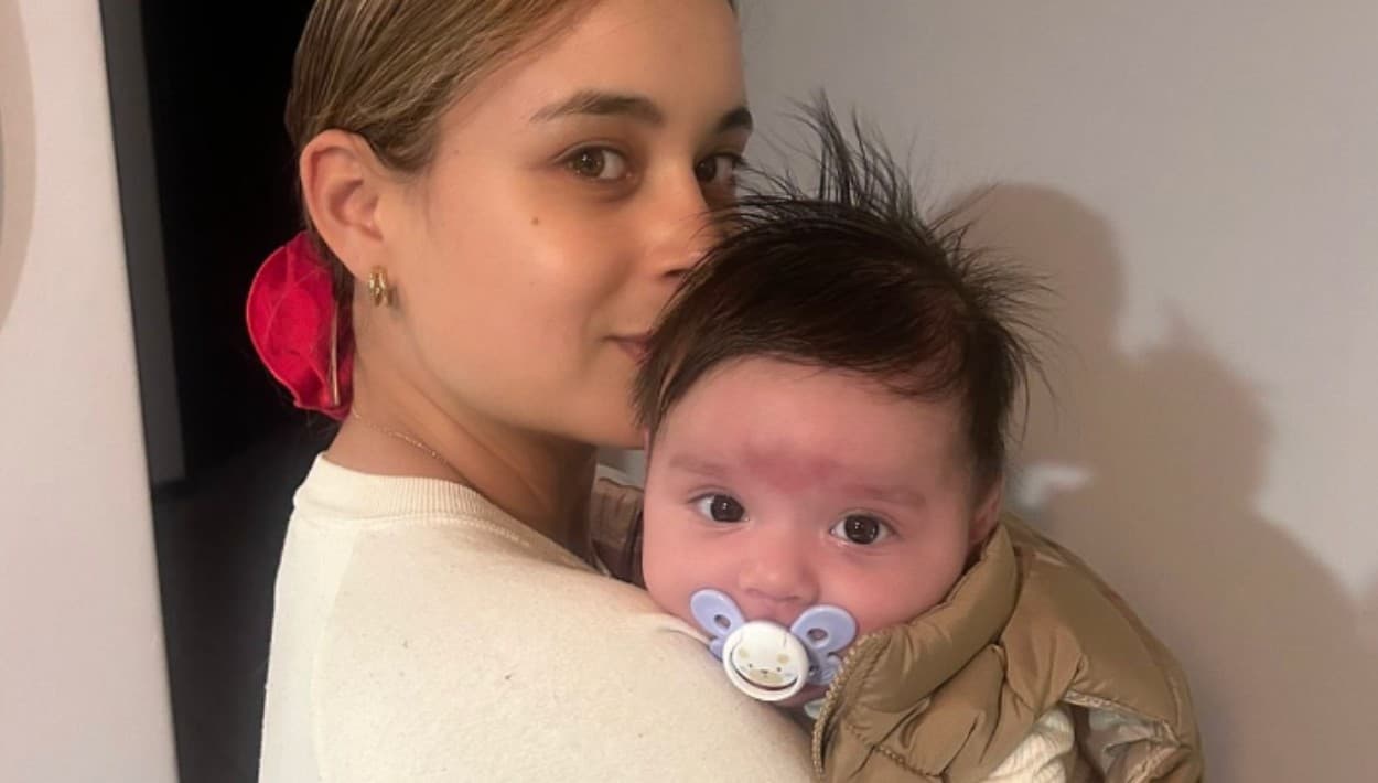 <b>Jessica de la Cruz</b>, quien residió en Los Ángeles, California, hasta 2022, cuando se mudó a la
<b>ciudad de México</b>, lanza desde allá un grito pidiendo ayuda tras
<b>el secuestro de su bebé Santiago</b>, cuando el pequeño tenía
<b>14 semanas de nacido</b>, poco más de 3 meses.