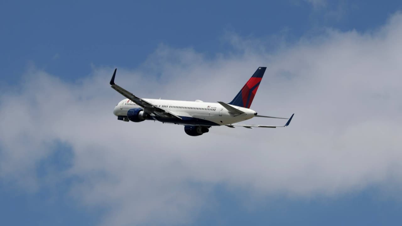 Problema mecánico en un motor obliga a avión de Delta a regresar a Tucson