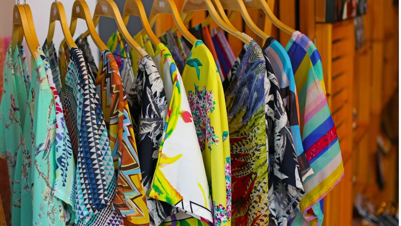 Estos negocios a menudo tienen gemas ocultas que pueden hacer que los obsequios sean aún más gratificantes y personales, desde artículos únicos creados por artistas locales hasta entradas para teatros comunitarios en vivo u otros eventos.