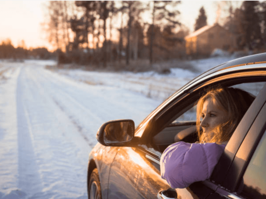 Mantenga el tanque de gasolina de su vehículo lleno para que pueda salir de inmediato en caso de una emergencia, y así evitar que la línea de combustible se congele.
