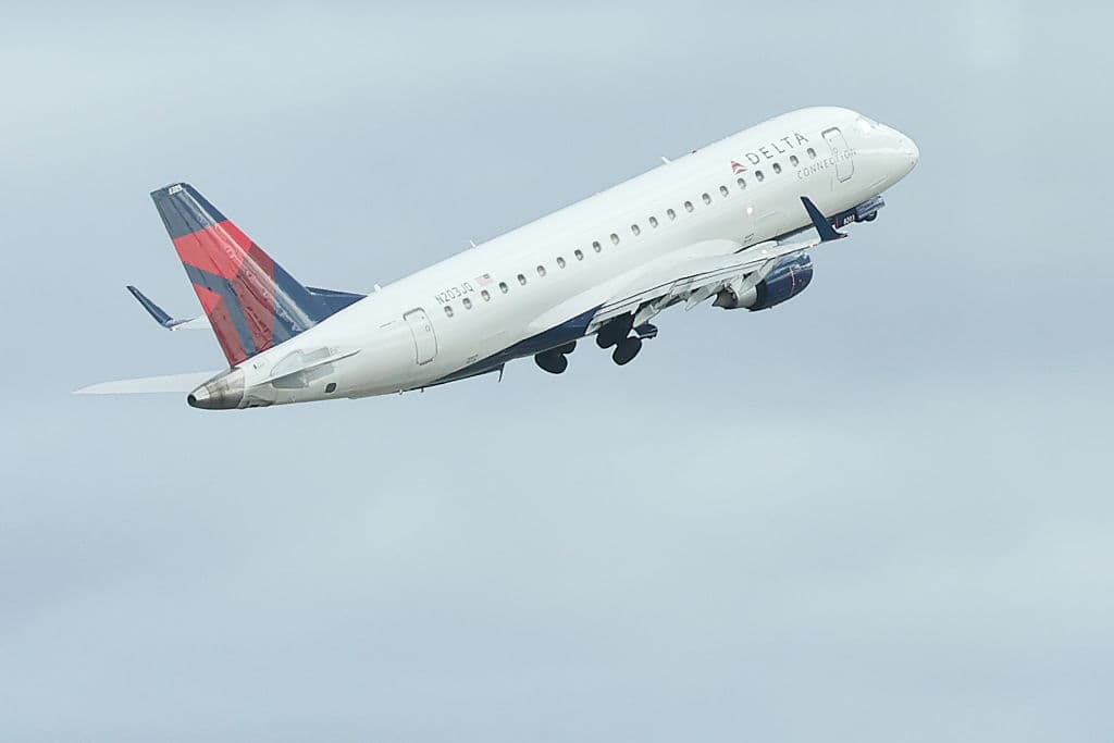 Sean Duffy aseguró que a menos le preguntan si viajar en avión es seguro. Su respuesta, dijo, es que "sí, tan seguro como lo era hace dos meses". Sin embargo,
<b><a href="https://www.univision.com/noticias/politica/millones-estadounidenses-afectados-falta-de-fondos-federales" target="_blank">podrían surgir situaciones que causaran retrasos en el horario</a></b> que estaba anticipado.