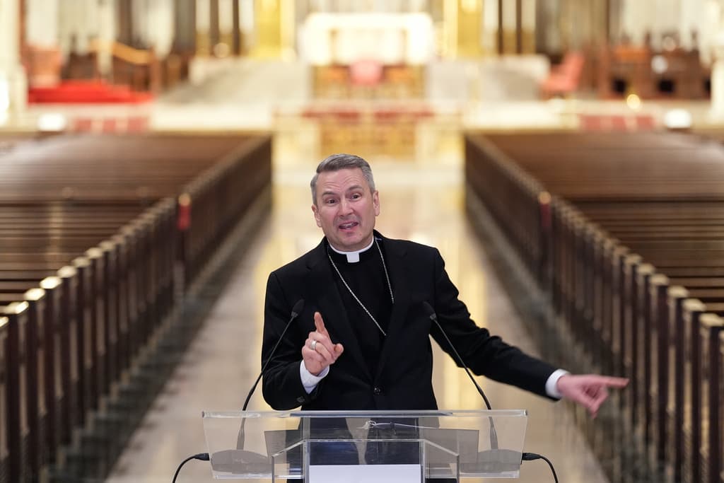 <b>"Soy fanático de los <a href="https://www.univision.com/local/chicago-wgbo/sammy-sosa-vuelve-al-estadio-de-los-chicago-cubs-tras-21-anos-y-recibe-ovacion" target="_blank">Cubs</a>"</b>, aseguró, refiriéndose al equipo del Béisbol de Grandes Ligas con sede en Chicago. Así las cosas,
<b>ni con los Mets, ni con los Yankees </b>de Nueva York. Este último es el equipo favorito del saliente Timothy Dolan.