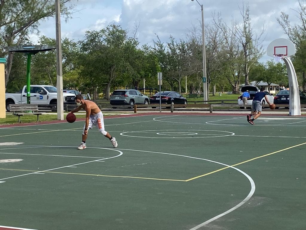 Puede haber tres personas de cada lado de la cancha, manteniendo distancia social y jugando por turnos.
<br>