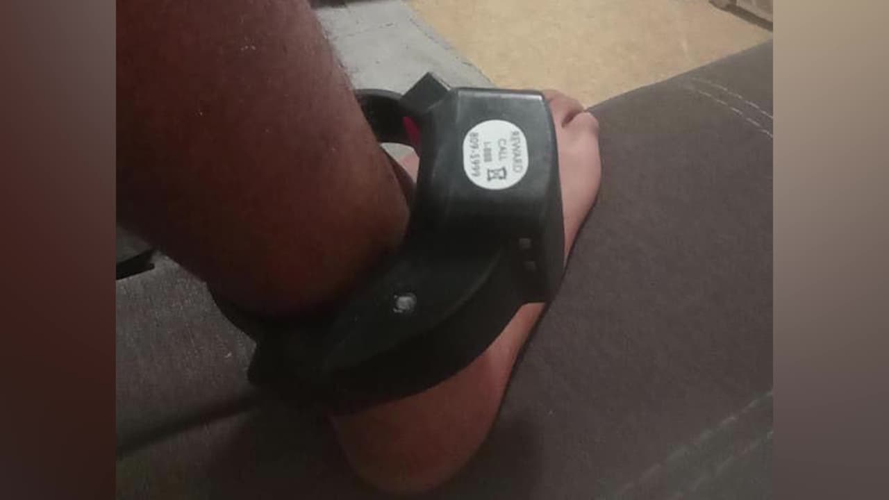 Tras un mes de detención, fue liberado bajo la condición de usar un dispositivo de monitoreo electrónico en el tobillo, lo que según él, complicó significativamente su búsqueda de empleo.