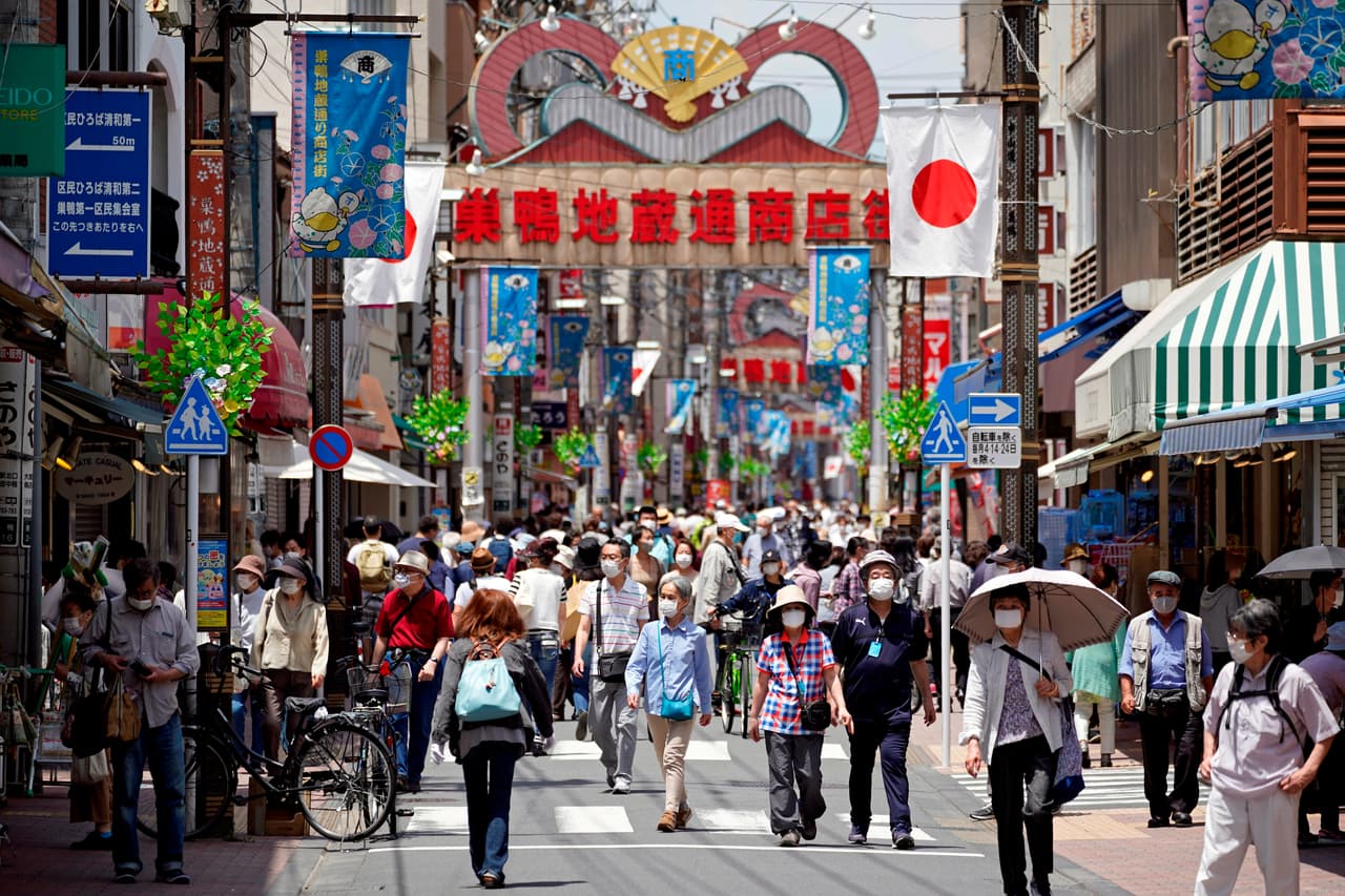 Una calle del distrito comercial de Tokio, Japón, abarrotada de personas el 24 de mayo. Luego de la disminución en el número de contagios de covid-19 se espera que el gobierno levante el resto de las restricciones.
<br>