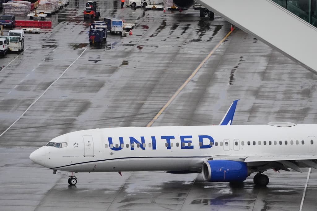 ¿Fuego en el motor o qué? FAA investiga avión de United que aterrizó de emergencia en Los Ángeles