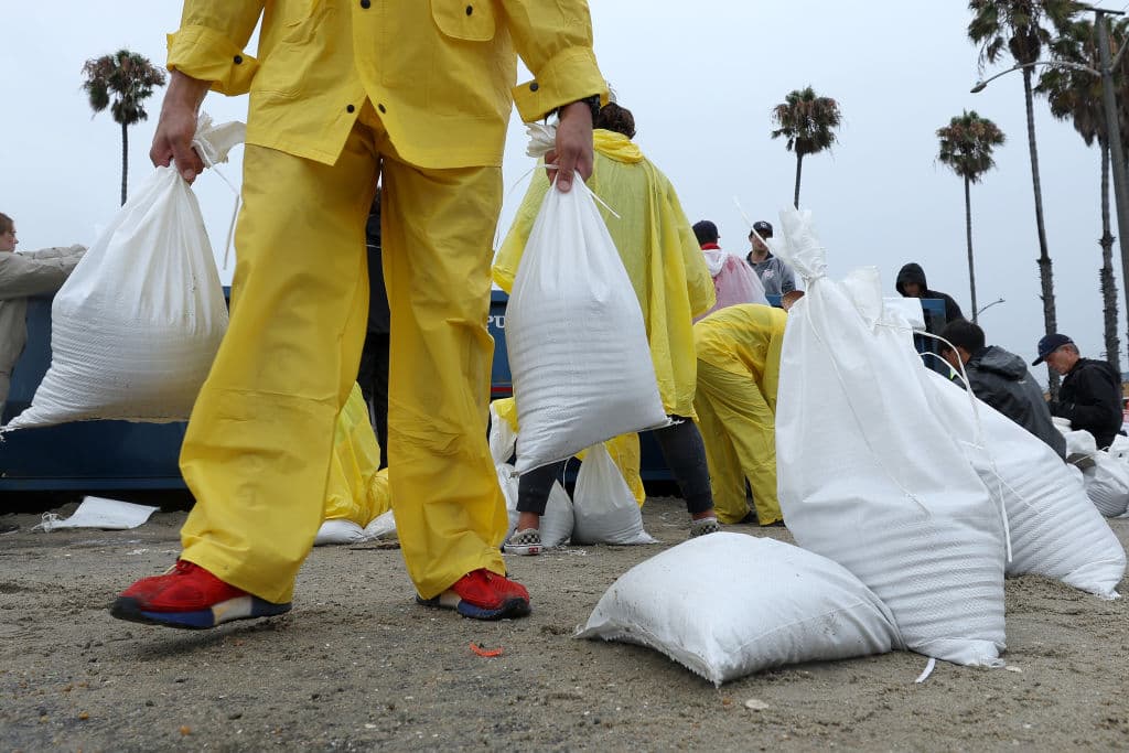 Desde
<b><a href="https://www.univision.com/local/los-angeles-kmex/donde-buscar-ayuda-long-beach-huracan-hilary" target="_blank">el pasado viernes, la ciudad de Long Beach</a></b> estuvo pidiéndole a las personas que tomaran precauciones y buscaran bolsas de arena.