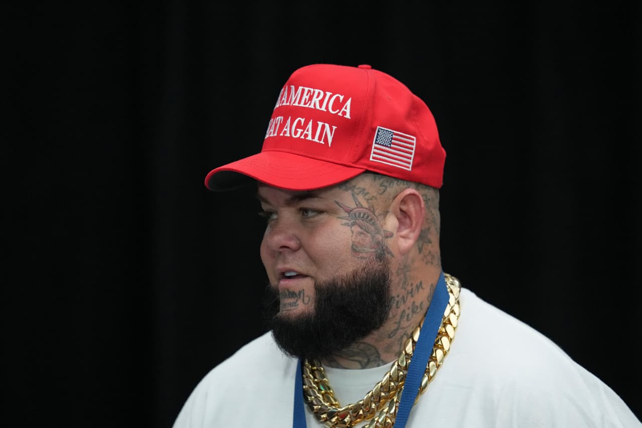 Productos con la leyenda '
<b>Make America Great Again</b>' (Hacer América Grande Nuevamente) no podían hacer falta.