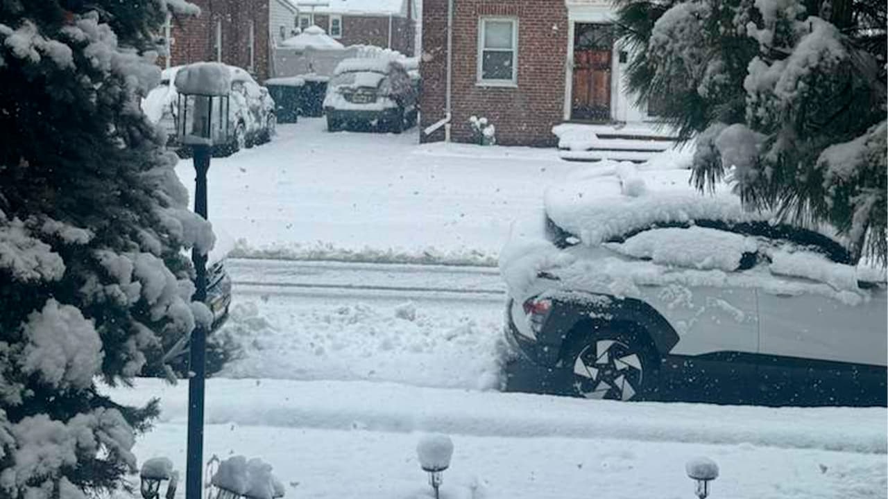 Autoridades municipales recordaron que los propietarios tienen hasta cuatro horas después de que termine la nevada para limpiar las aceras, o enfrentar
<b>multas de entre 100 y 150 dólares</b>, mientras continúa la vigilancia meteorológica.