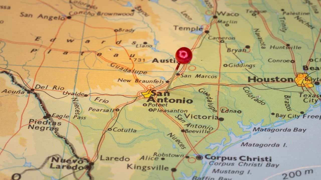 <h3 class="cms-H3-H3">¿Por qué lo están cambiando ahora?</h3>
<br>Las autoridades de Texas, con apoyo del gobernador Greg Abbott, presentaron
<b>una propuesta para modificar los límites de algunos distritos.</b> Se mencionó que el objetivo es
<b> responder a observaciones recientes <a href="https://www.justice.gov/es/espanol" target="_blank">del Departamento de Justicia</a> sobre cómo fueron dibujados algunos distritos en el pasado</b>.
<br>Aunque no es obligatorio hacer estos cambios ahora, la ley de Texas
<b>permite actualizar los mapas en cualquier momento si la Legislatura lo aprueba.</b>