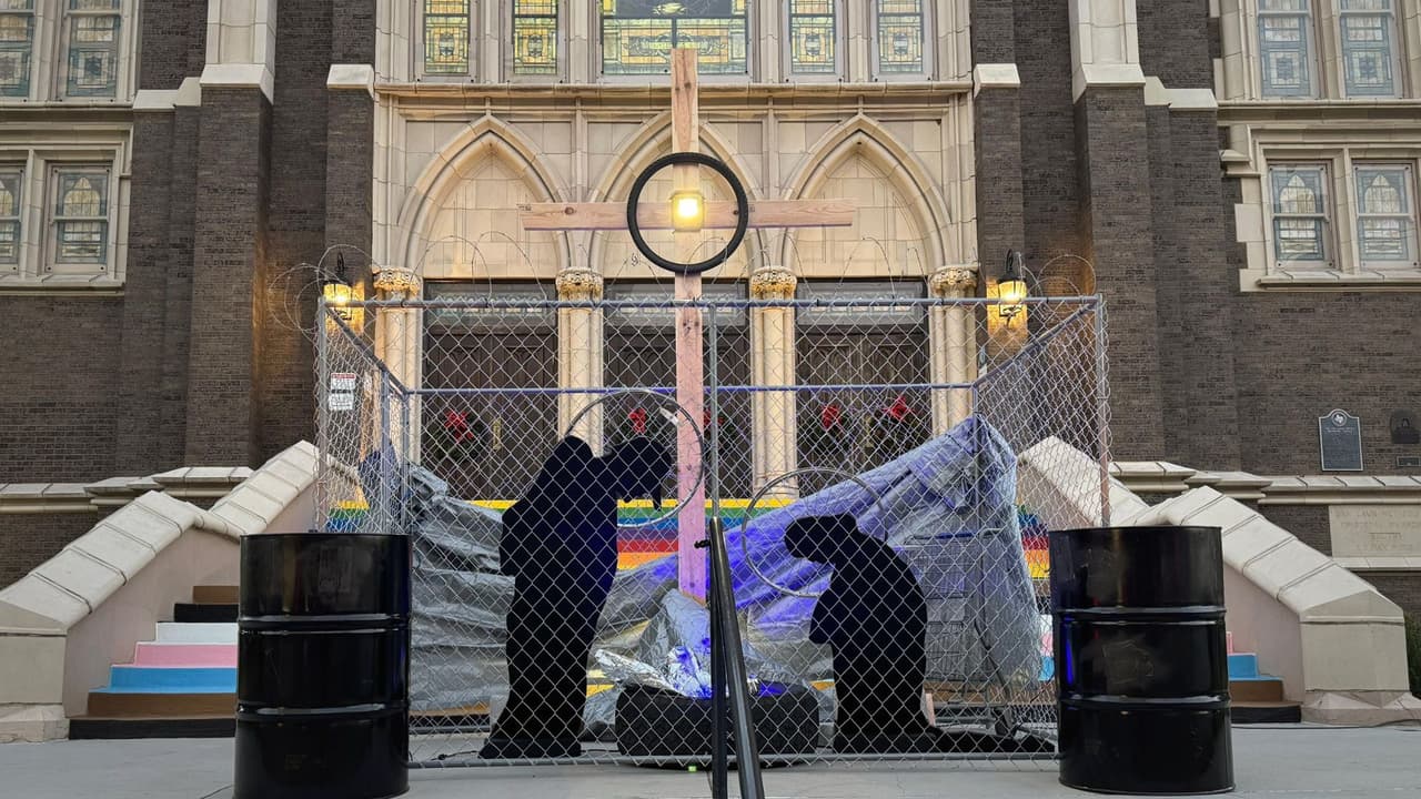 <h3 class="cms-H3-H3">Un pesebre tras las rejas que mira a las familias migrantes en Dallas</h3> La escena está en las escalinatas de Oak Lawn United Methodist Church, en Dallas.
<br>La iglesia instaló un nacimiento que
<b>coloca a la Sagrada Familia en medio de las mismas fronteras, rejas y obstáculos que enfrentan hoy miles de familias migrantes</b> que buscan una mejor calidad de vida y el sueño americano en Estados Unidos.