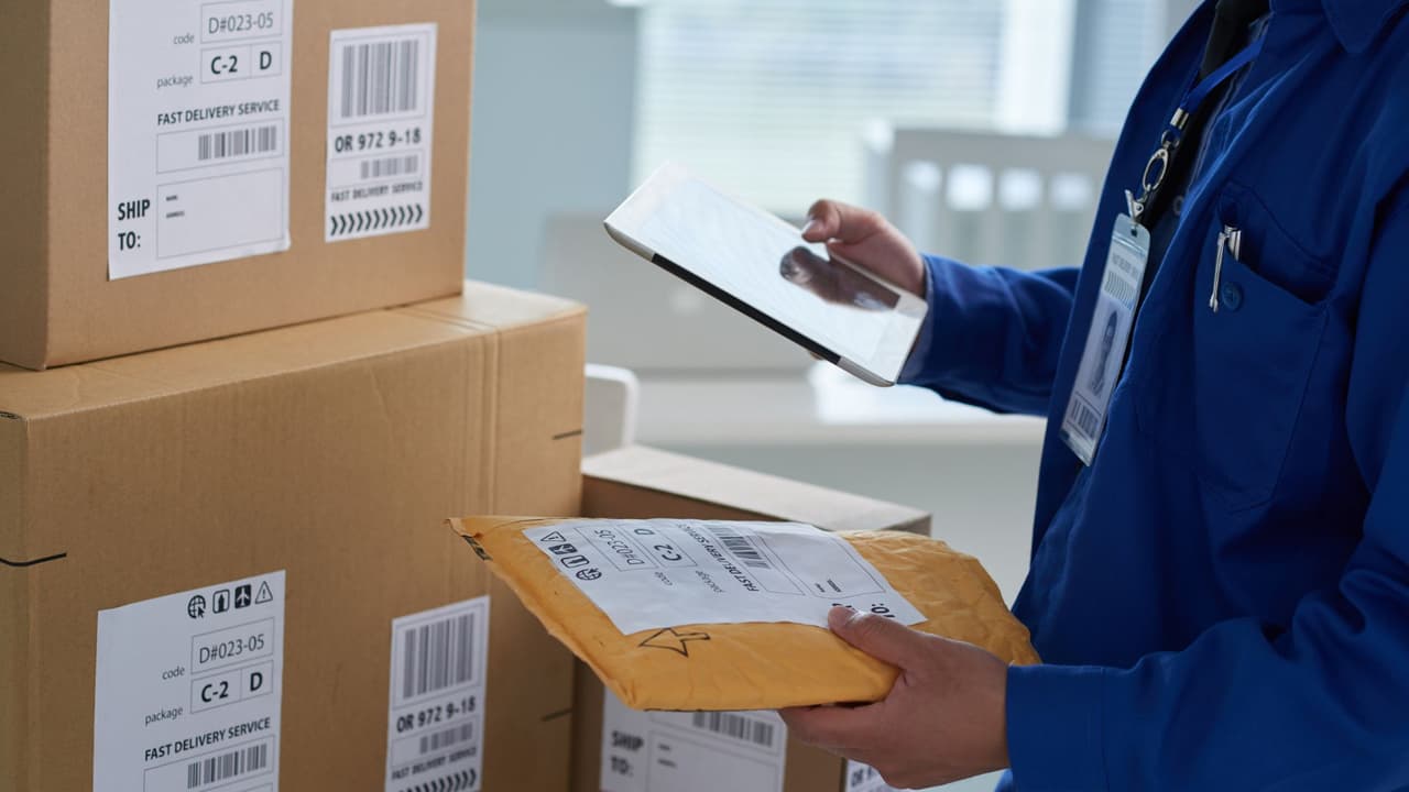 <h3 class="cms-H3-H3">Lo que tu ZIP Code puede revelar sobre ti</h3> Más allá de su función postal, el código ZIP se convirtió en
<b> una herramienta de análisis social y económico.</b> Los gobiernos locales, empresas y universidades lo usan para estudiar:
<b>Densidad de población. Nivel de ingresos y vivienda. Acceso a hospitales, escuelas o transporte. Patrones de consumo o tendencias electorales.</b>
<br>No porque el número te defina, sino porque
<b>detrás de cada código hay un retrato estadístico de una comunidad. </b>
<br>Por eso, los ZIP Codes también son claves en
<b>censos, estudios de salud pública y estrategias comerciales.</b>