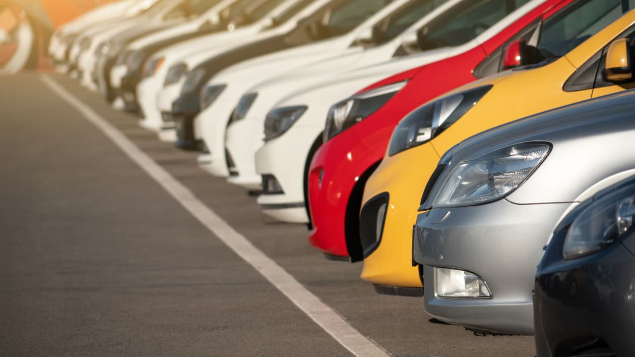 <h3 class="cms-H3-H3">Del colapso a las subastas 🚚</h3>
<b>📆 Viernes de septiembre de 2025:</b> empleados reciben notificaciones de despido o suspensión laboral.
<br>
<b>📆 Septiembre de 2025: </b>Tricolor Holdings se acoge al Capítulo 7 de bancarrota en el Norte de Texas.
<br>
<b>📆 Otoño de 2025: </b>una financiera externa asume el servicio de miles de préstamos.
<br>
<b>📆 17 de diciembre de 2025:</b> autoridades federales anuncian
<a>cargos y la detención del fundador y ex CEO, Daniel Chu, como parte de un caso penal</a>.
<br>
<b>📆 18 de diciembre de 2025: </b>La jueza autoriza iniciar la venta del inventario por subasta.
<br>
<b>📆 2026:</b> La liquidación va a avanzar por etapas a través de subastas operadas por terceros.