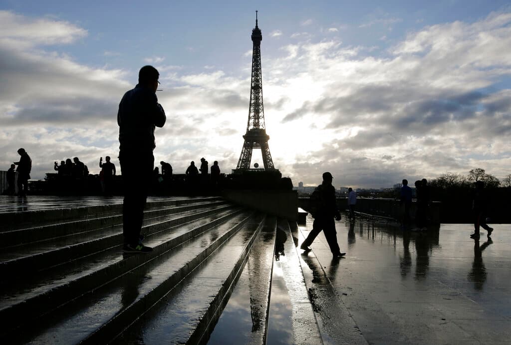 <h2 class="cms-H2-H2">2.- París</h2>
<br>
<br>La capital de Francia, es una importante ciudad europea y un centro mundial del arte, la moda, la gastronomía y la cultura. Aparte de la Torre Eiffel y la catedral gótica de Notre Dame del siglo XII, la ciudad es famosa por su cultura del café y las tiendas de moda de diseñador.