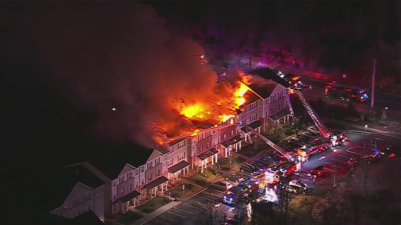 Incendio destruye complejo de viviendas y deja más de 60 personas sin hogar en Branchburg