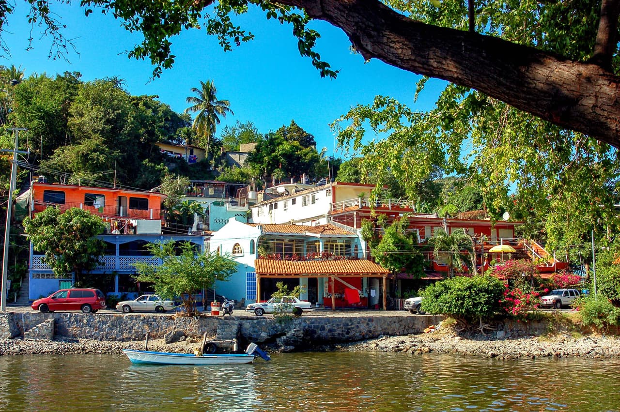 <b>Zihuatanejo (Guerrero, México)</b>
<br>
<br>Las comunidades de este pueblo mexicano en la costa del pacífico han generado proyectos ambientales que los turistas están apoyando.
<br>
<br>Grupos como
<i>Whales of Guerrero</i> (Ballenas de Guerrero) han ayudado a capacitar a los pescadores como guías de observación de ballenas y tortugas. Hay iniciativas gastronómicas veganas, excursiones a plantaciones de café y cacao, y un complejo de energía solar cercano ha impulsado la educación y el empleo en conservación, turismo y agricultura.
<br>