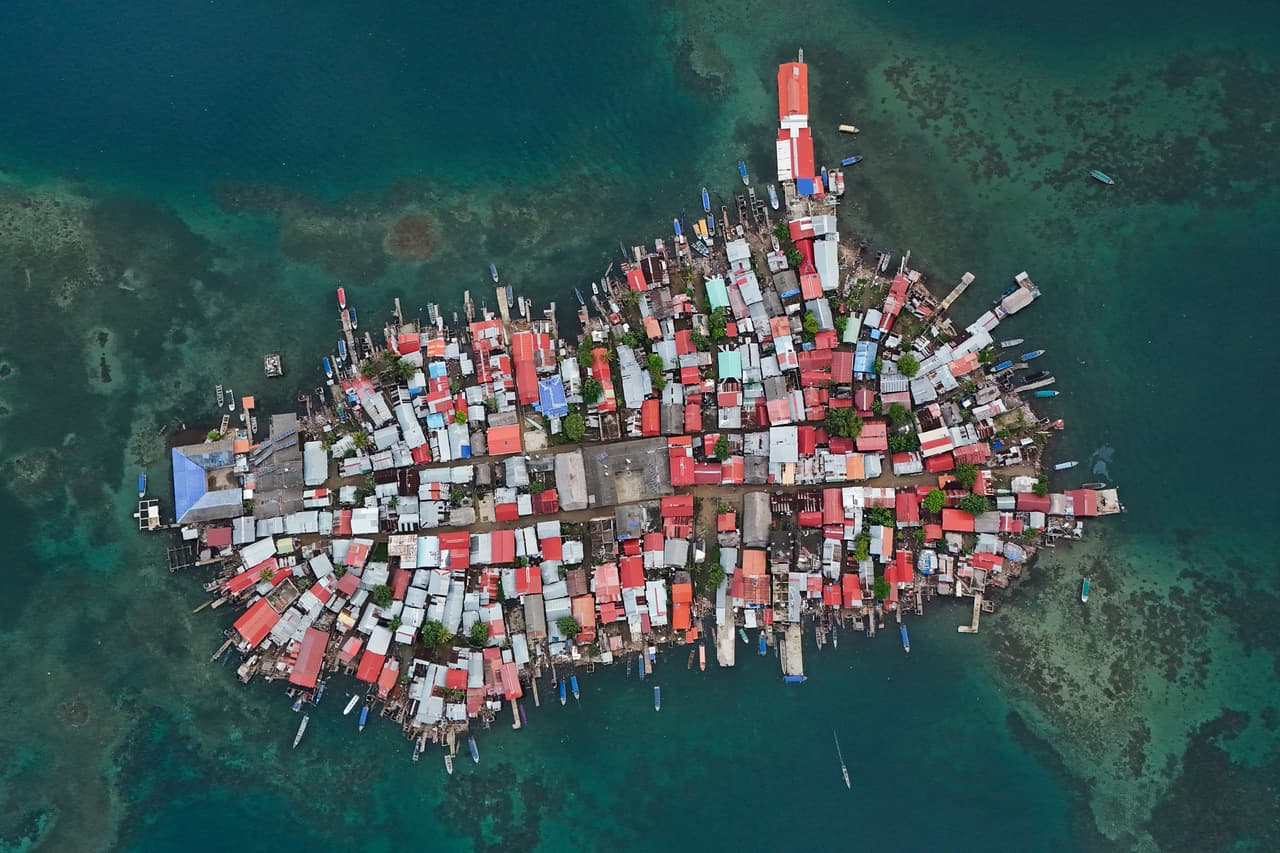 Edificios cubren la isla Gardi Sugdub, parte del archipiélago de San Blas, frente a la costa caribeña de Panamá. Por el aumento del nivel del mar, unas 300 familias indígenas guna abandonan la isla para irse a nuevas viviendas construidas por el gobierno, en tierra firme. Son unos de
<a href="https://www.univision.com/local/miami-wltv/edificios-miami-beach-sunny-isles-hundimiento-estudio-universidad-miami">los primeros refugiados del cambio climático en el continente.</a>