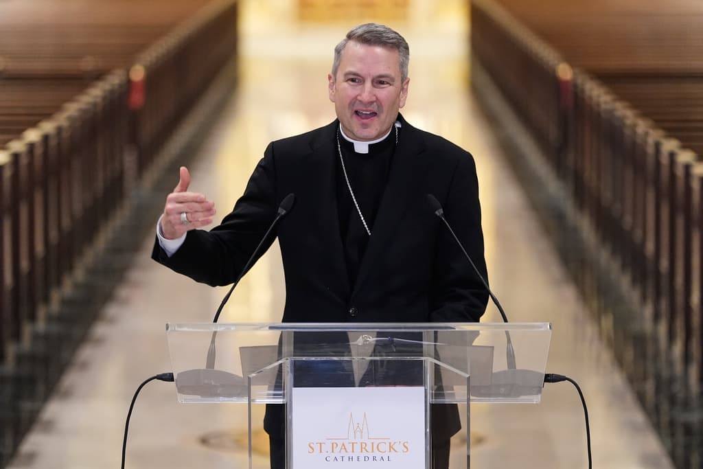 Durante su primer encuentro con la prensa local, el nuevo arzobispo de Nueva York afirmó que trabajará buscando
<b>cómo reconectar con las personas que han dejado de asistir a la iglesia</b>.