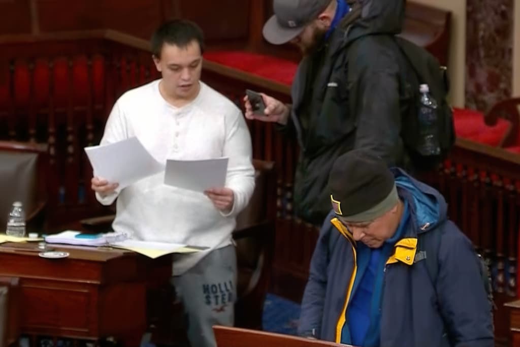 Trump lo perdonó por la insurrección del 6 de enero. Ahora, fue detenido en NY por amenazar de muerte a un líder demócrata del Congreso