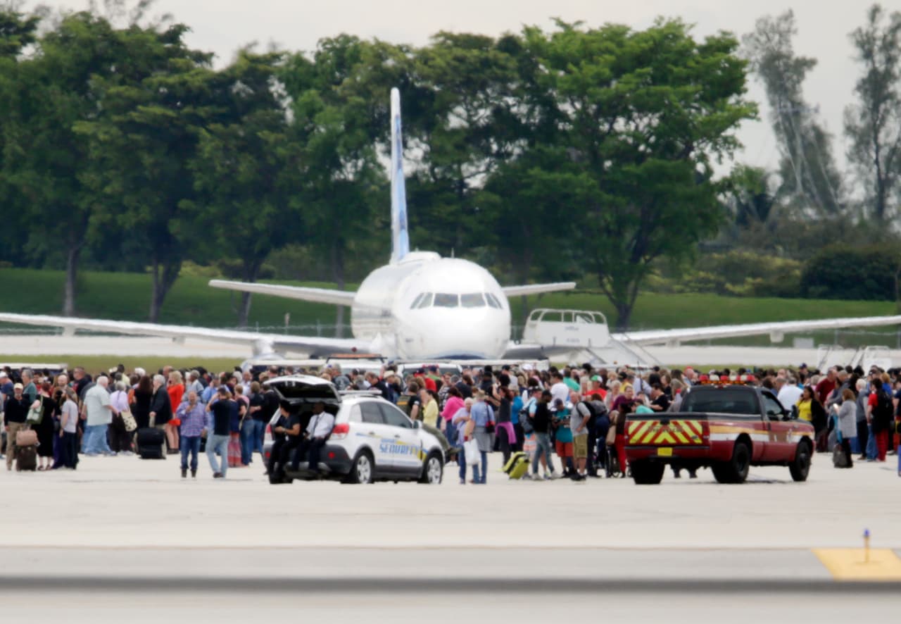 Pese a que las autoridades informaron del arresto del sospechoso, las imágenes en la televisión mostraban escenas de nerviosismo y a numerosos pasajeros corriendo por las pistas del aeropuerto, así como grupos protegiéndoses tras vehículos.