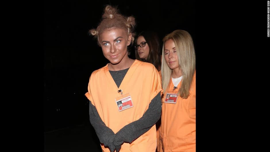 <b>Julianne Hough</b>. Por mucho que ames
<i>Orange is the new black</i>, tal vez recurrir al
<i>blackface</i> no es una buena idea.