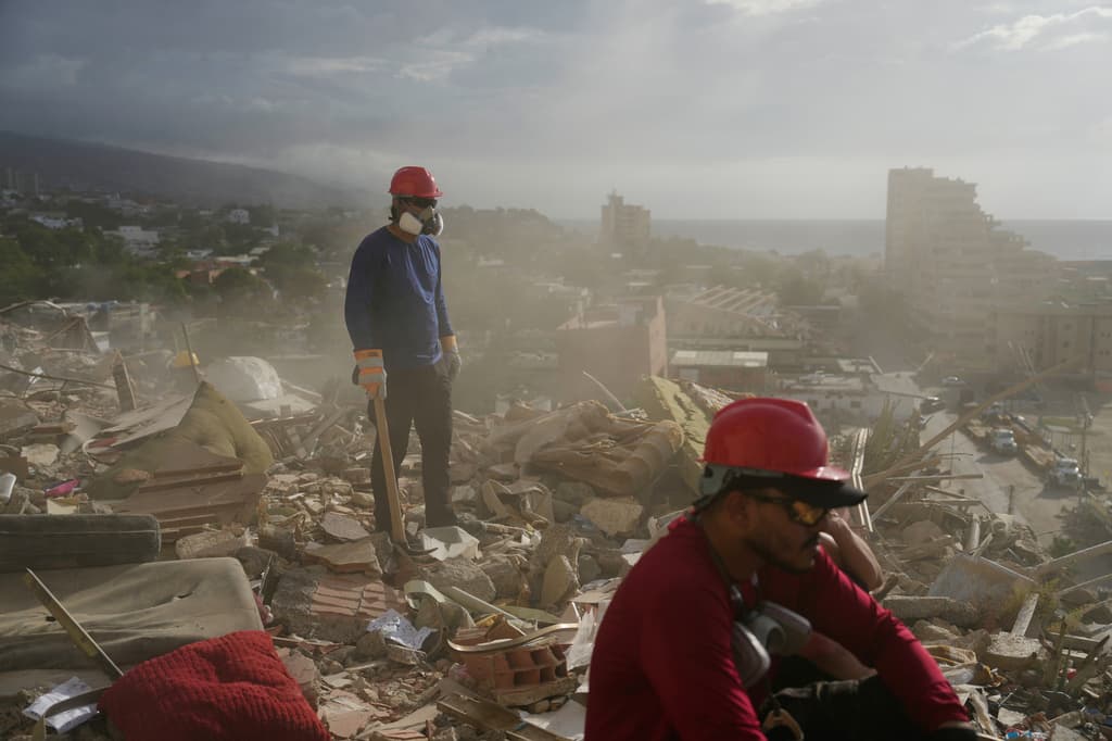 Buscar a familiares entre los escombros con sus manos y dormir en carpas: a casi un mes de los terremotos, el día a día de los venezolanos