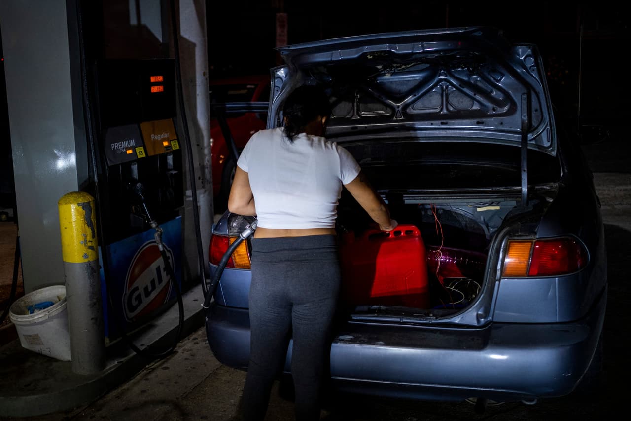 Esta mujer también acudió a una estación para aprovechar la gasolina que en la isla funciona como una alternativa a la energía eléctrica a través de generadores portátiles.