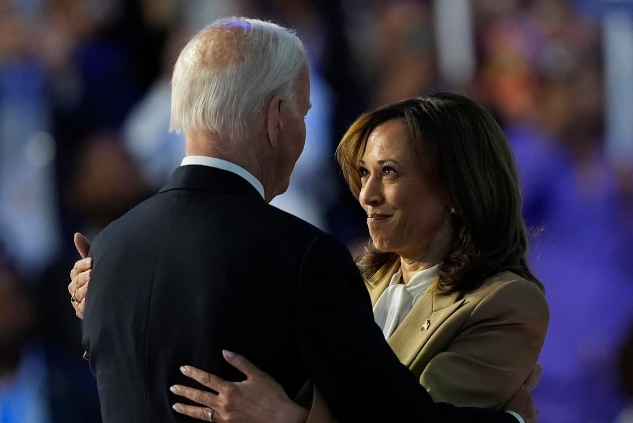 La vicepresidenta de EEUU, Kamala Harris, abraza a Joe Biden en la Convención Nacional Demócrata luego del discurso del mandatario, en el evento que coronó a
<a href="https://www.univision.com/noticias/elecciones-en-estados-unidos-2024/kamala-harris-acepta-nominacion-candidata-democrata-fin-convencion">Harris como la primera mujer de color en ser nominada para la Presidencia </a>en agosto de 2024, en Chicago.