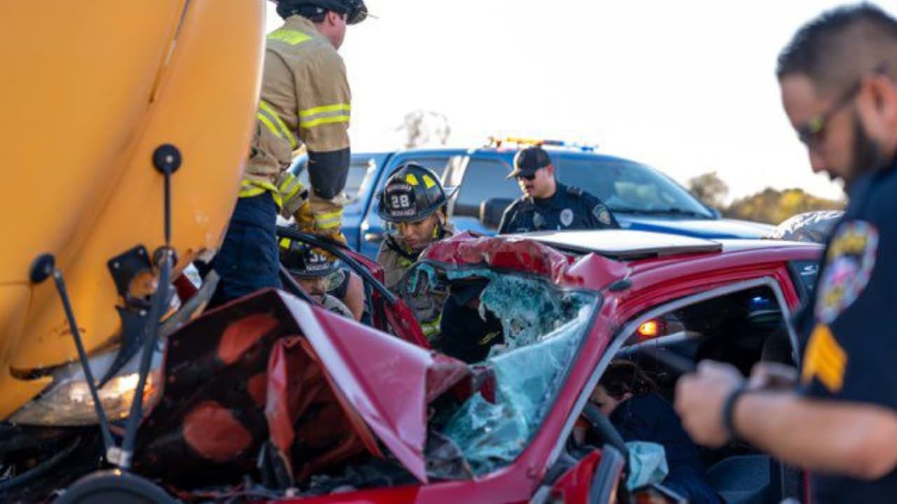 Según un reporte preliminar, dos personas que viajaban en un auto sedán se impactaron contra el autobús escolar que pertenecía a Pleasanton ISD.