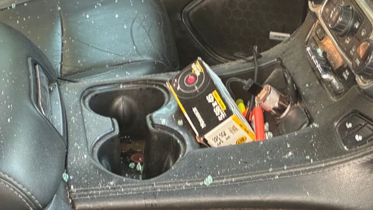 Empleados de la tienda reportaron al hombre y al llegar oficiales al lugar, aún lo encontraron en el estacionamiento.