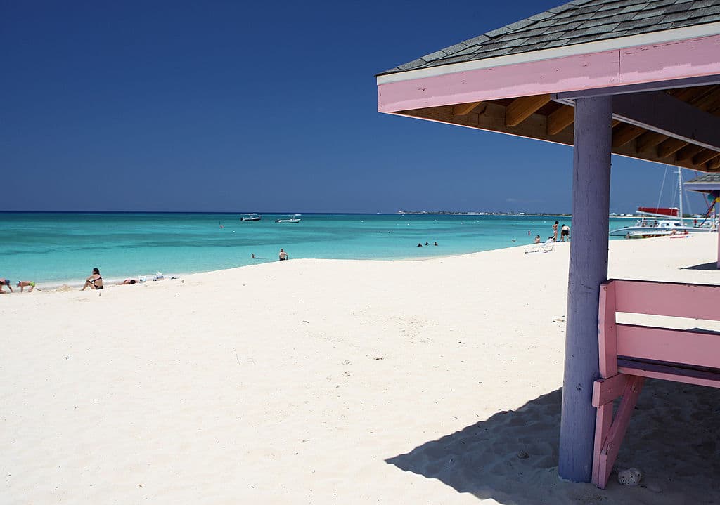 <b>Puesto 14: Seven Beach (Gran Caimán)</b>
<br>
<br>Agua turquesa perfecta que se puede ver por millas, arena limpia y suave tamizada. Si no ha estado en Seven Mile Beach, entonces realmente se lo está perdiendo, escribió un viajero para la plataforma de viajes.