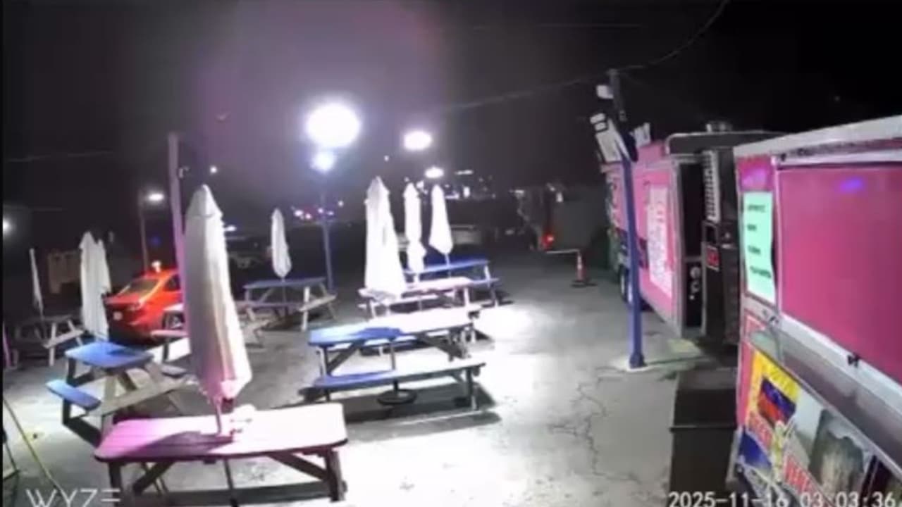 El operativo se centró en un establecimiento donde, según las autoridades,
<b>funcionaba en la parte trasera una oficina vinculada a una estructura criminal sudamericana</b>, identificada como
<b>Tren de Aragua</b>.