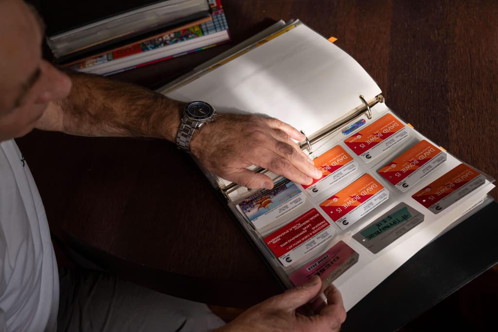 6️⃣ En 2018, en tributo
<b><a href="https://www.univision.com/musica/fallecio-david-bowie-a-los-69-anos-de-edad" target="_blank">al artista británico David Bowie</a></b>, MetroCard lanzó una serie de tarjetas, destacando momentos icónicos de su carrera. Para conseguir una, había que llegar hasta algunas estaciones, específicamente,
<b>Broadway-Lafayette </b>y otras cercanas de Soho, donde el artista vivió.
<br>En su colección, Radin cuenta con elllas.