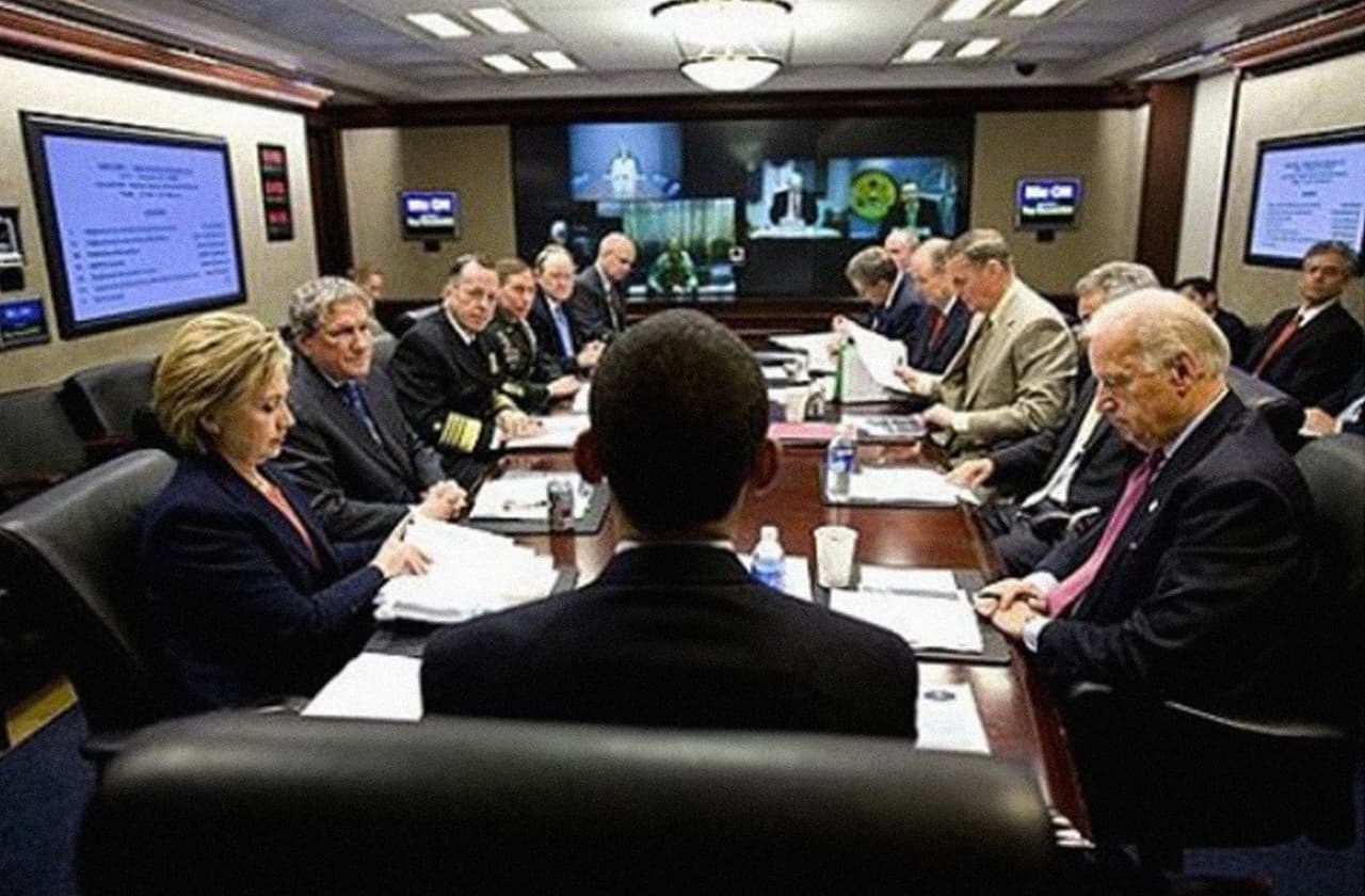 <b>La sala situacional.</b> El equipo de Donald Trump no ha mostrado fotografías trabajando dentro de la sala situacional de la Casa Blanca. Pete Souza publicó esta foto del equipo Obama en este salón y escribió: El Presidente Obama se reúne en la Sala Situacional por primera vez con su equipo de seguridad nacional el 23 de enero de 2009. Durante ocho años documenté probablemente más de 100 reuniones en este lugar. No estoy seguro de si se usa mucho ahora.