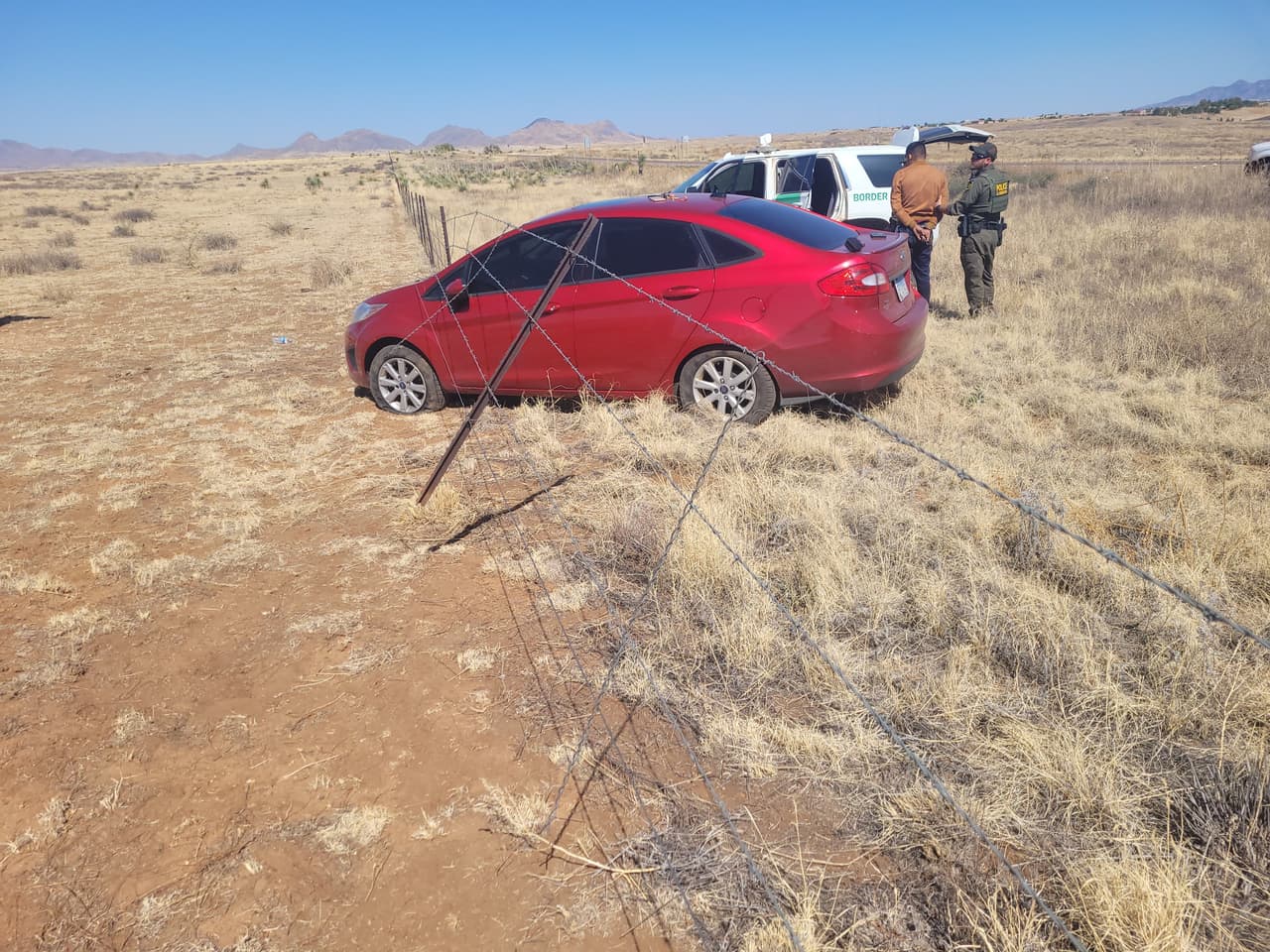 En Sonoita,
<b>cuatro inmigrantes fueron sorprendidos</b> al intentar escapar dentro de este vehículo Fiesta rojo.