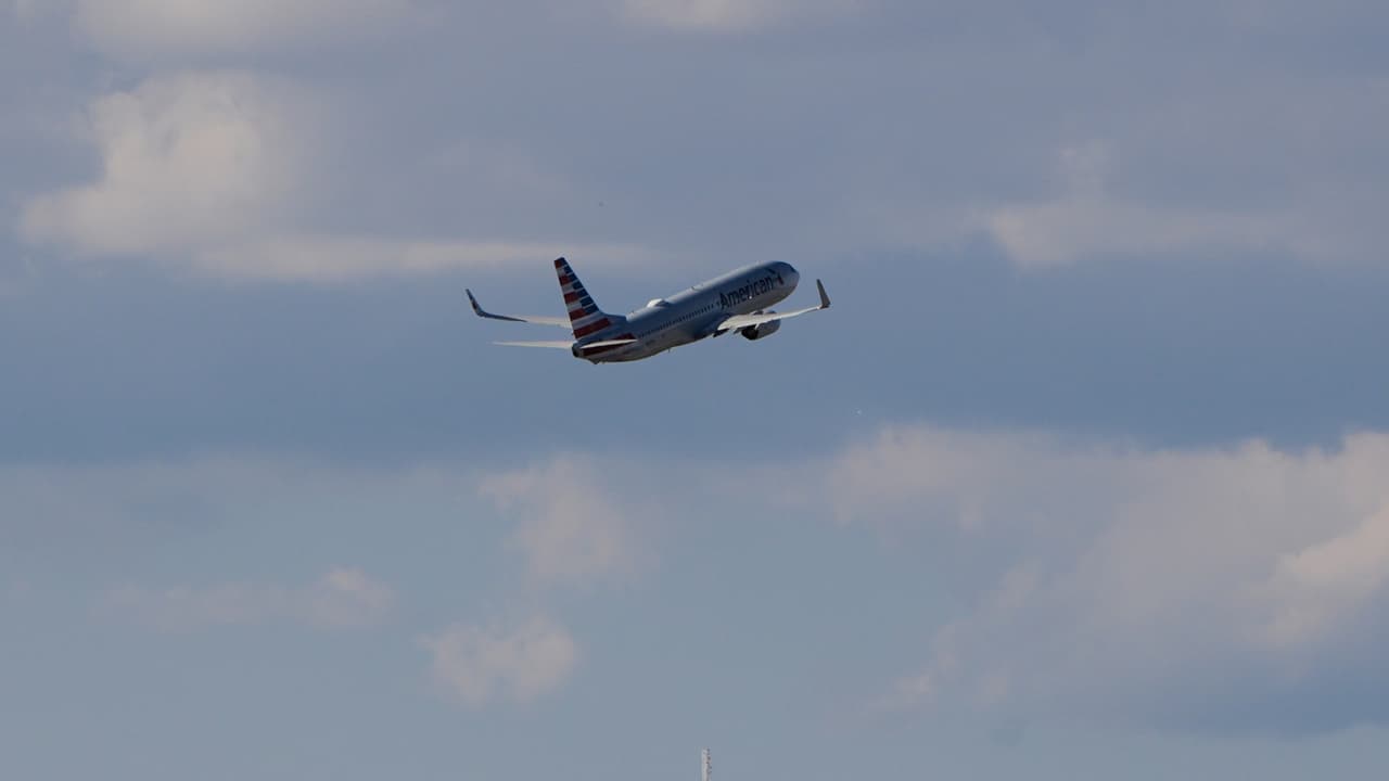 Avión de American Airlines regresa tras despegar en Filadelfia por choque con pájaros