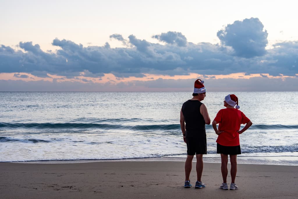 Mark Forbess y Gail O'Donnell observan el amanecer en una playa de Palm Beach.