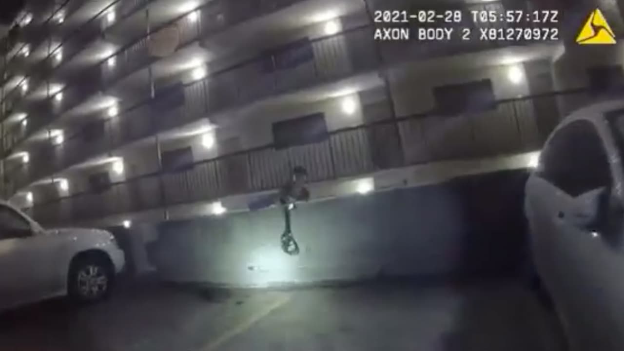 Video capta el rescate de una mujer que estaba a punto de caer desde 40 pies de altura en Wrightsville Beach