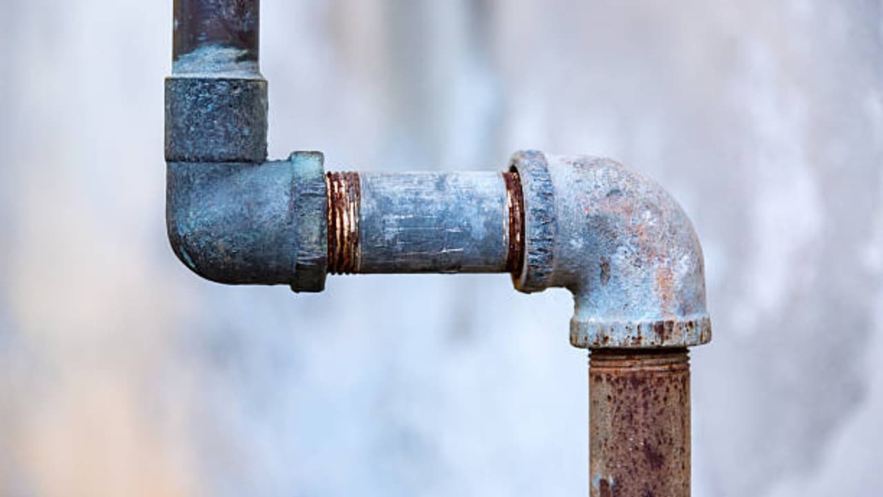 Frío en Florida Central rompe tuberías y deja a familias sin agua por días