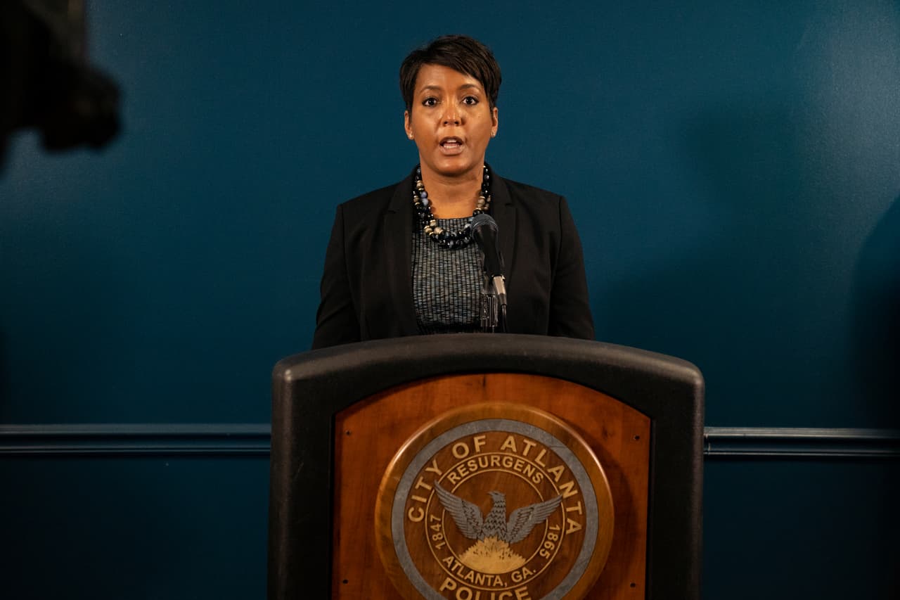 Keisha Bottoms pide que el sospechoso del triple tiroteo en Atlanta sea acusado de crimen de odio