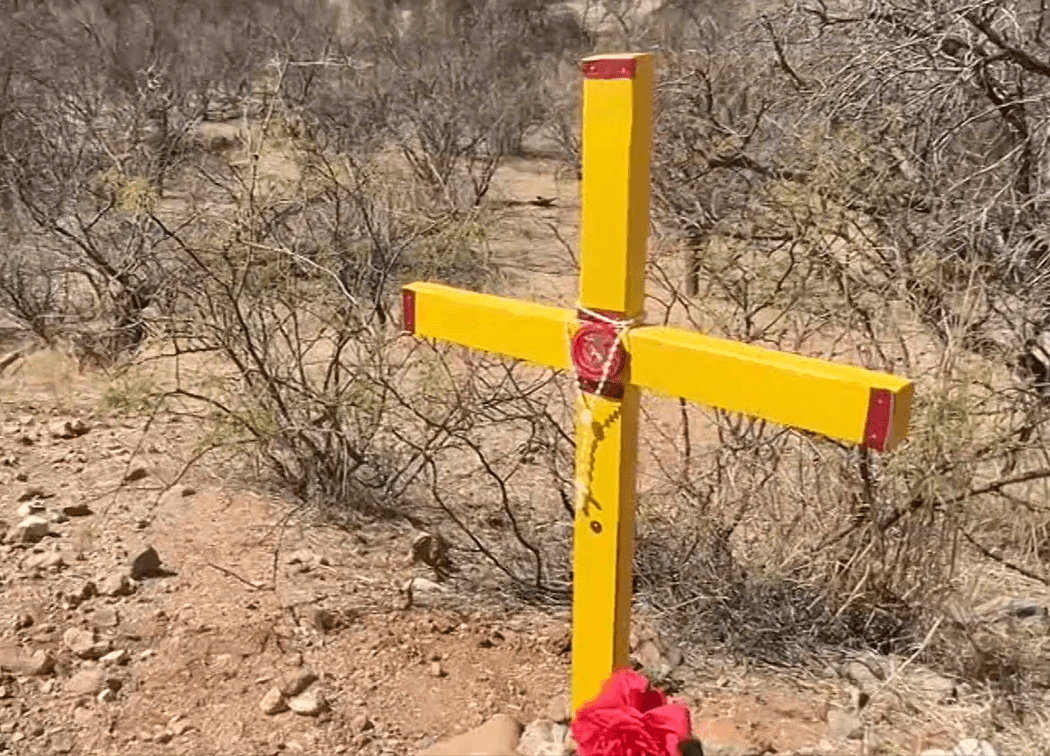 <b>Una cruz amarilla, con un rosario pendiendo de ella, quedó en el sitio donde fueron hallados los restos de la guatemalteca</b>. Murió, según las autoridades, junto a un grupo de personas.