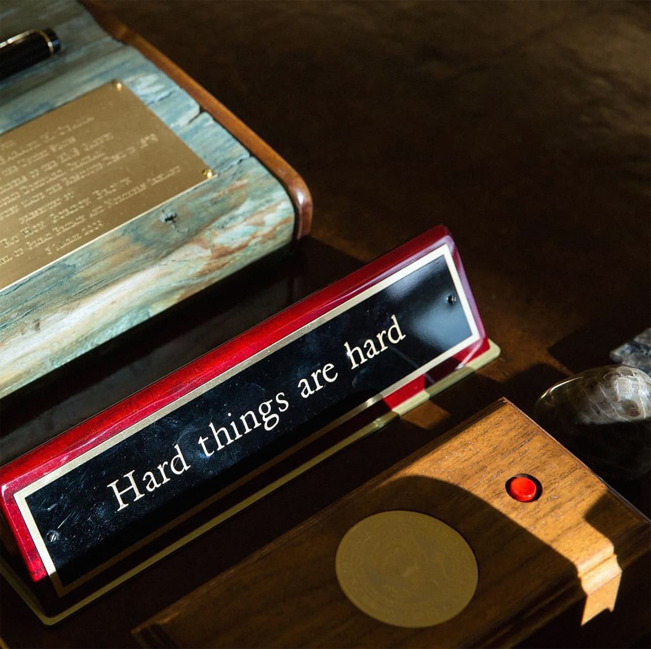 <b>El botón nuclear. </b>Con este detalle del escritorio presidencial, Pete Souza se refirió al tweet donde Donald Trump presumió de un botón nuclear en su disputa con el líder coreano Kim Jung Un. “Y, afortunadamente, el botón rojo en el escritorio Resolute es para llamar al valet, no para comenzar una guerra”, escribió el fotógrafo.